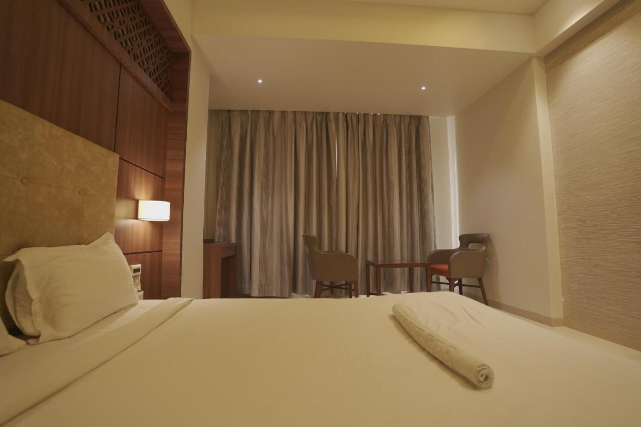 Hotel Mathoshree 탄 외부 사진