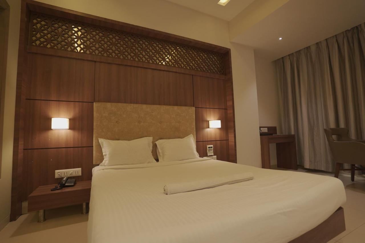 Hotel Mathoshree 탄 외부 사진